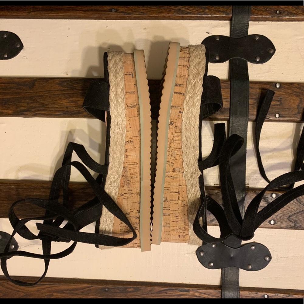 NWT Boohoo Tie up platform sandals